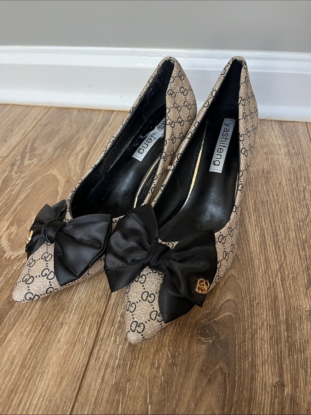 Yashifeng Pointed Toe Bow Monogram Pumps Women’s Size 7.5